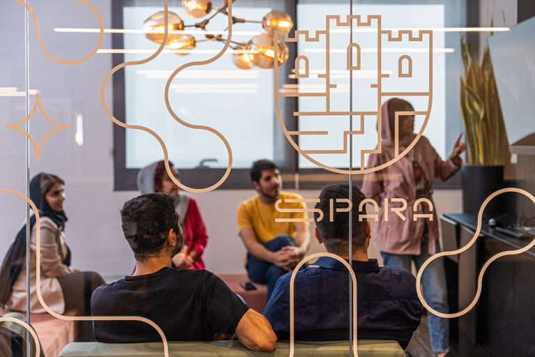 جلسه تیمی شرکت اسپارا در فضای مدرن و خلاقانه