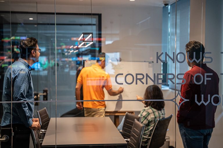 ارائه و برنامه‌ریزی تیم اسپارا در اتاق جلسه